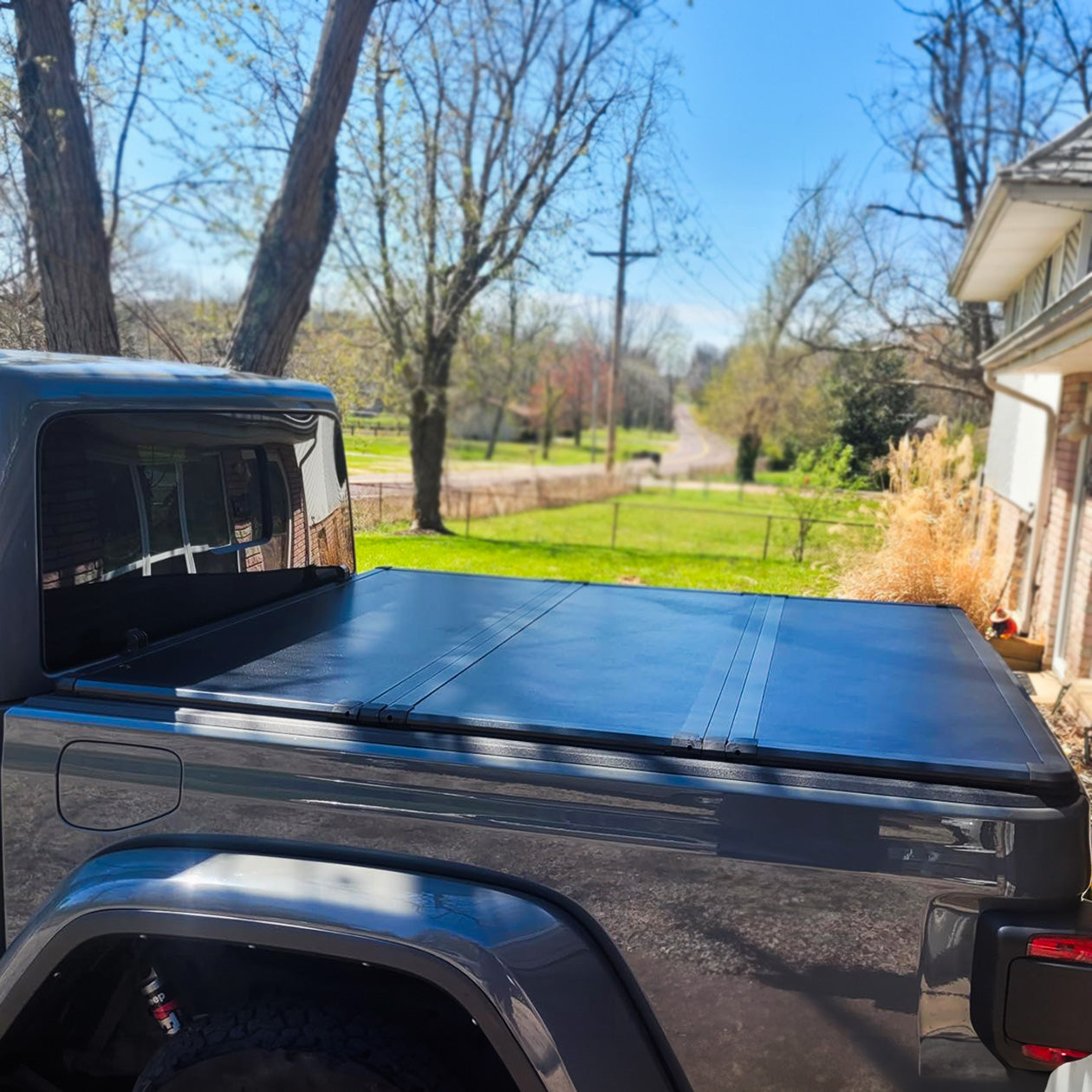 Calffree-20-Jeep-Gladiator-Hard-Trifold-Tonneau-Cover-5